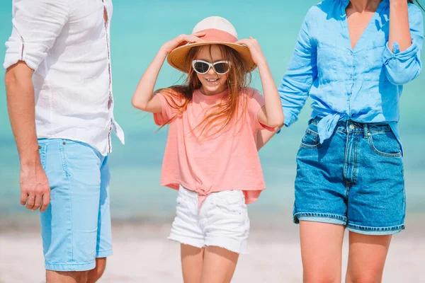 Hermoso paisaje de playa tropical con familia disfrutando de vacaciones de verano —  Fotos de Stock