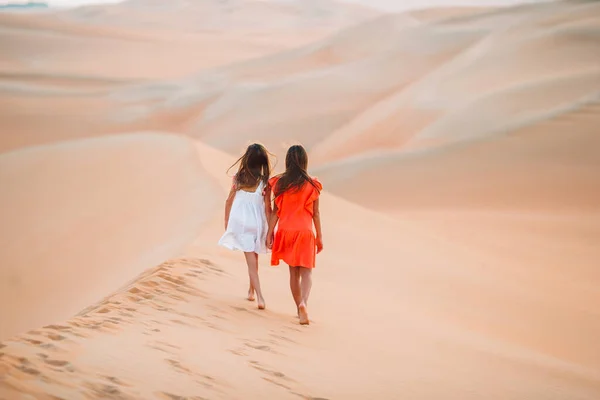 Girls among dunes in Rub al-Khali desert in United Arab Emirates — Stock Photo, Image