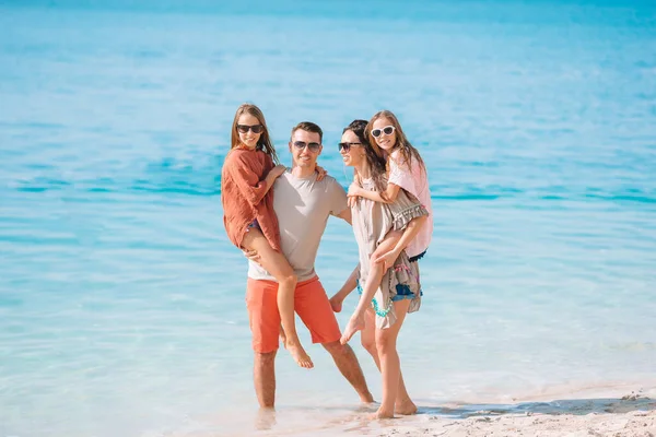 A fiatal család vakáción nagyon jól érzi magát. — Stock Fotó