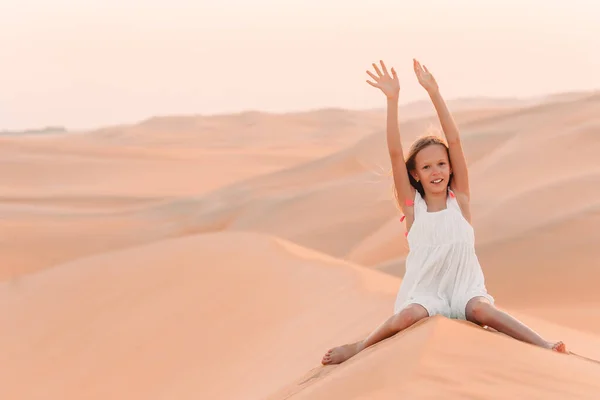 Girl among dunes in Rub al-Khali desert in United Arab Emirates — Stock Photo, Image