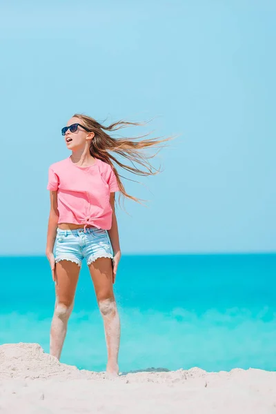 Adorable niña se divierten en la playa tropical durante las vacaciones —  Fotos de Stock