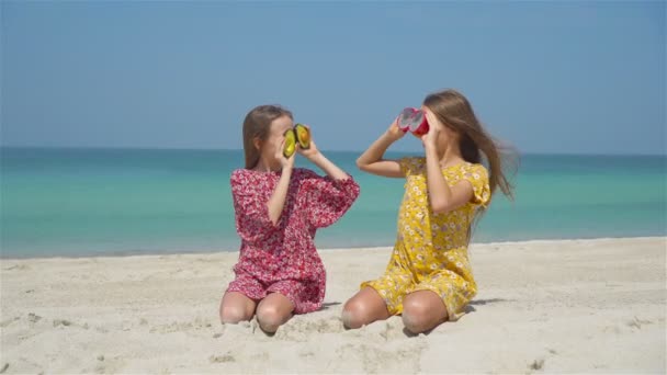 Leuke kleine meisjes aan het strand tijdens de zomervakantie — Stockvideo