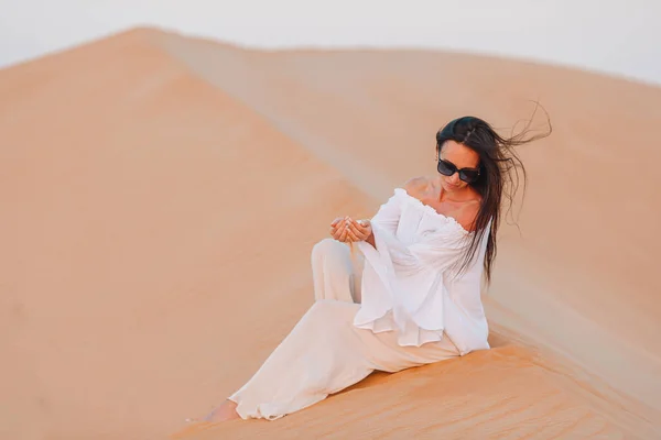 Chica entre dunas en el desierto de Rub al-Khali en Emiratos Árabes Unidos —  Fotos de Stock