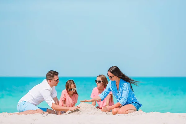 Giovane famiglia in vacanza hanno un sacco di divertimento — Foto Stock