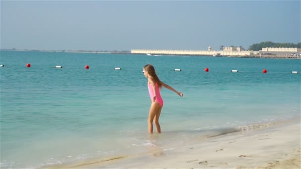 해변에서 여름휴가를 즐기는 행복 한 소녀 — 비디오