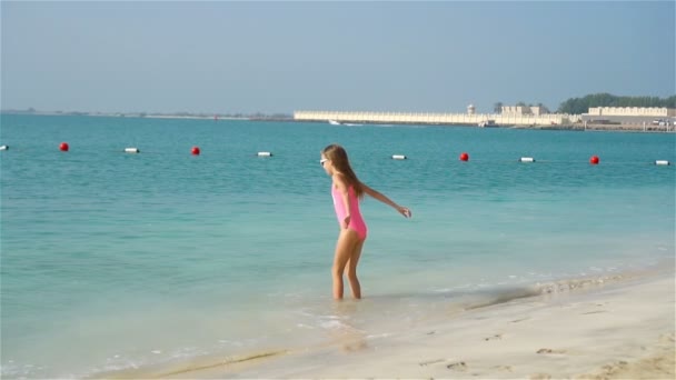 Happy girl profiter des vacances d'été sur la plage — Video