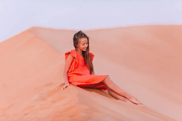 아랍에미리트 알칼리 사막의 모래 언덕 속 소녀들 — 스톡 사진