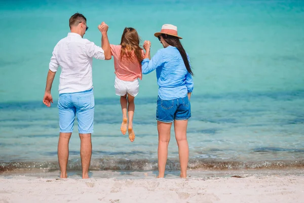 가족 이 여름 방학을 즐기는 아름다운 열대 해변 풍경 — 스톡 사진