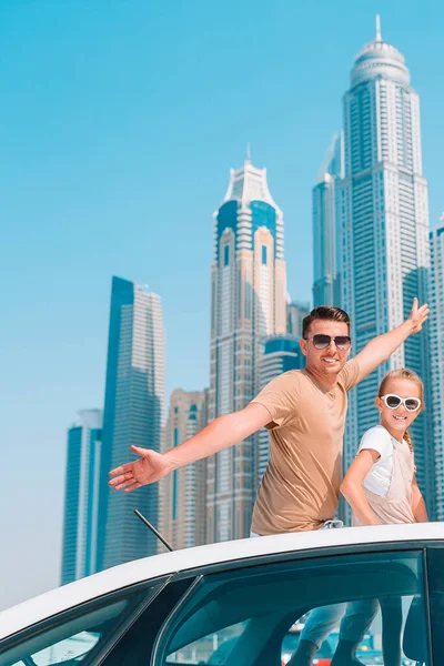 Viaggio in auto estivo e giovane famiglia in vacanza — Foto Stock