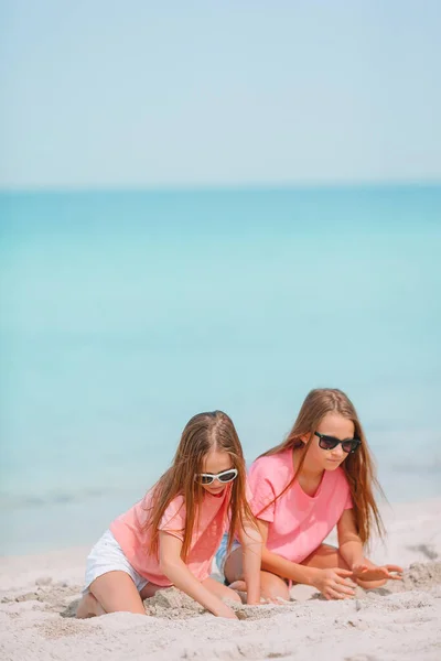 快乐的小女孩们在热带海滩玩得很开心. — 图库照片