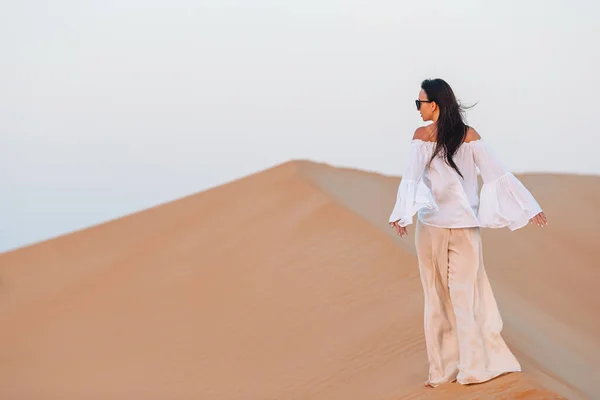 Chica entre dunas en el desierto de Rub al-Khali en Emiratos Árabes Unidos —  Fotos de Stock