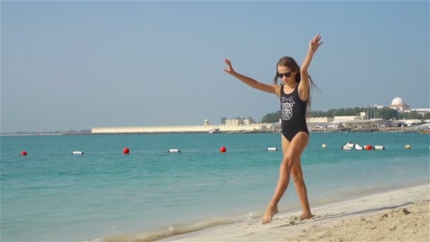 Adorabile bambina attiva in spiaggia durante le vacanze estive — Video Stock