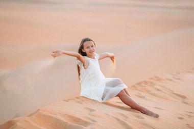 Birleşik Arap Emirlikleri 'ndeki Rub al-Khali çölündeki kum tepeleri arasında bir kız.