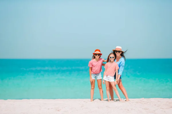 Adorabile bambine e giovane madre sulla spiaggia bianca tropicale — Foto Stock