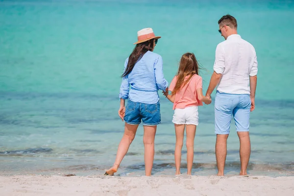 Hermoso paisaje de playa tropical con familia disfrutando de vacaciones de verano — Foto de Stock