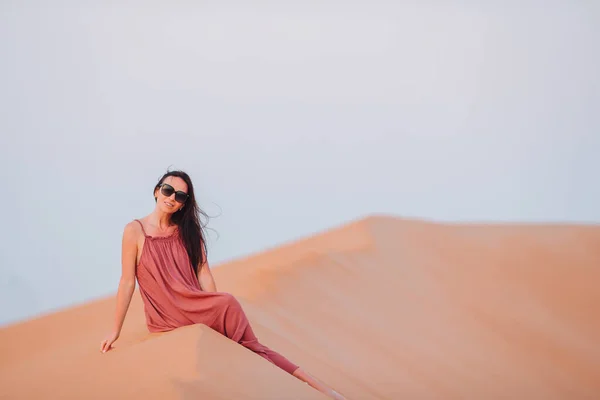 Chica entre dunas en el desierto de Rub al-Khali en Emiratos Árabes Unidos —  Fotos de Stock