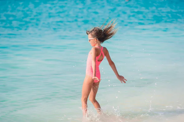 Nettes kleines Mädchen am Strand im Karibik-Urlaub — Stockfoto