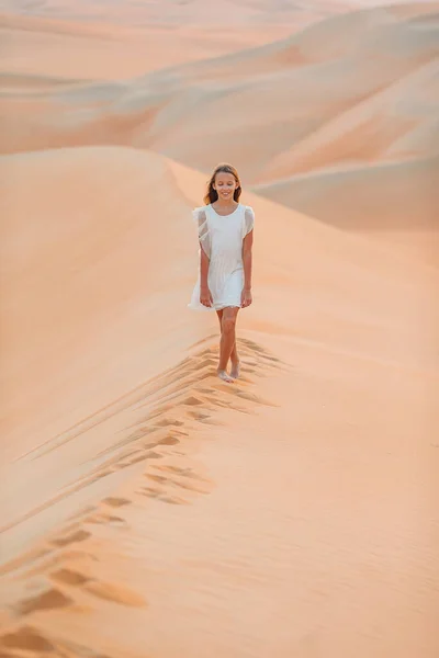 Fille parmi les dunes dans le désert de Rub al-Khali aux Émirats arabes unis — Photo