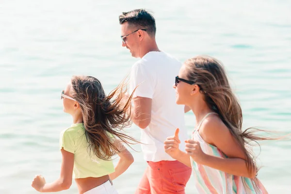 Junges Paar am weißen Strand im Sommerurlaub. — Stockfoto