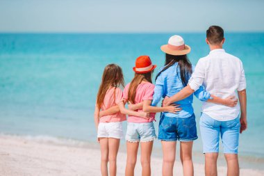 Genç aile tatilde çok eğleniyor.