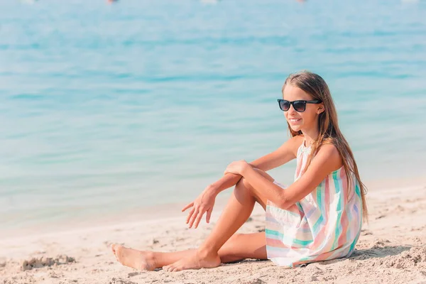 Adorable niña se divierten en la playa tropical durante las vacaciones — Foto de Stock