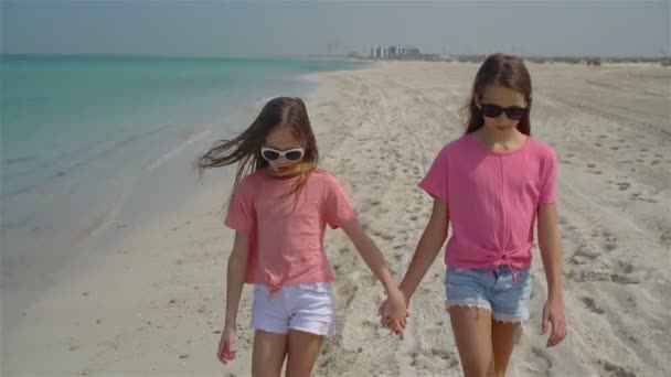 Μικρά χαρούμενα αστεία κορίτσια διασκεδάζουν πολύ στην τροπική παραλία παίζοντας μαζί.. — Αρχείο Βίντεο