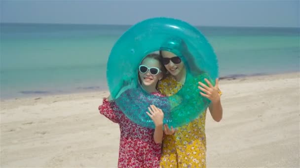 Очаровательные маленькие девочки во время летних каникул веселятся вместе — стоковое видео