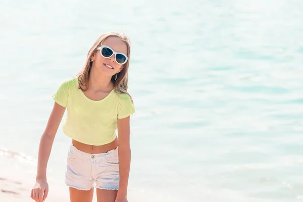 Cute little girl na plaży podczas karaibskich wakacji — Zdjęcie stockowe