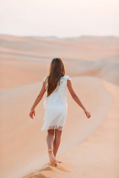 Mädchen zwischen Dünen in Wüste in den Vereinigten Arabischen Emiraten — Stockfoto