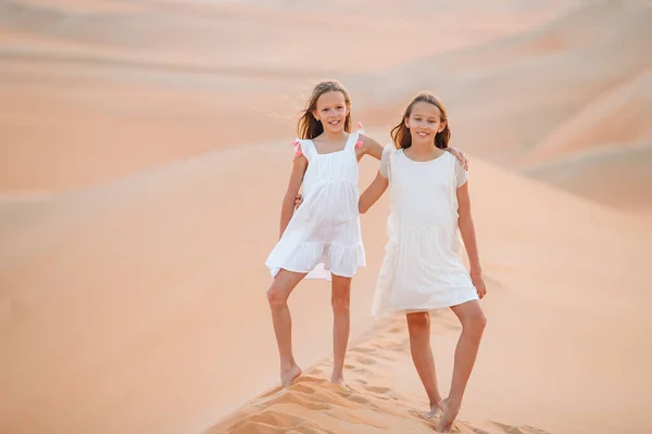 Mädchen zwischen Dünen in der Wüste Rub al-Khali in den Vereinigten Arabischen Emiraten — Stockfoto