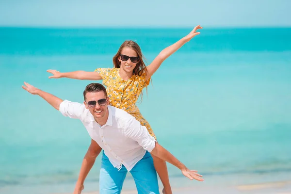 Klein meisje en gelukkig papa hebben plezier tijdens strand vakantie — Stockfoto