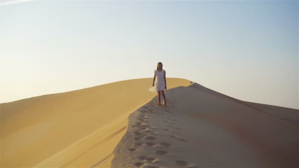 Girl among dunes in Rub al-Khali desert in United Arab Emirates — Stock Video