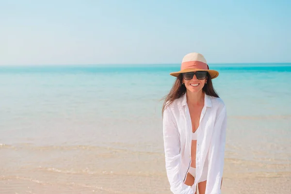 Frau liegt am Strand und genießt den Sommerurlaub mit Blick aufs Meer — Stockfoto