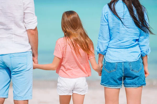 Bela paisagem de praia tropical com a família desfrutando de férias de verão — Fotografia de Stock
