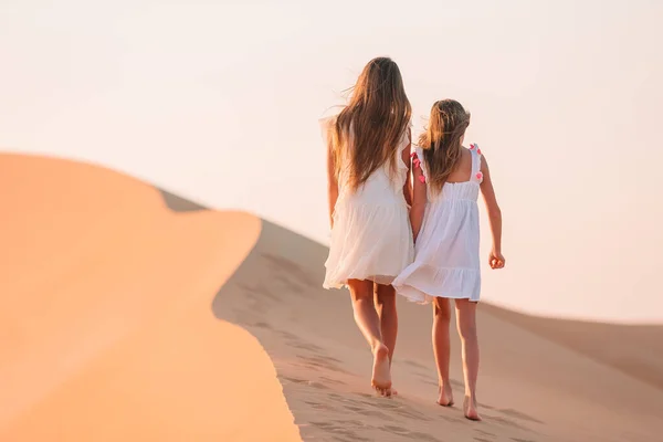 Girls among dunes in Rub al-Khali desert in United Arab Emirates — Stock Photo, Image