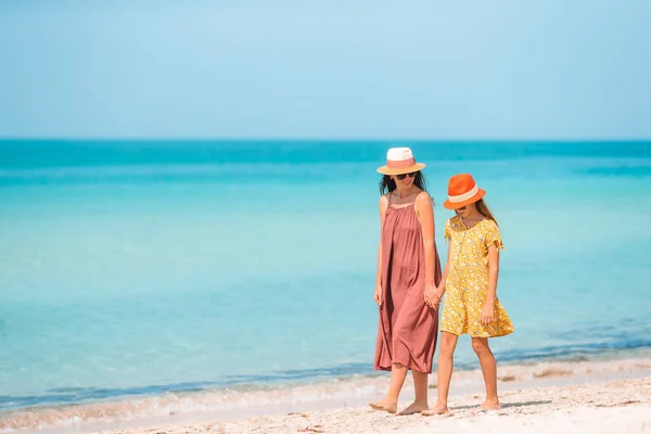 Beautiful mother and daughter at the beach enjoying summer vacation. — Stock Photo, Image