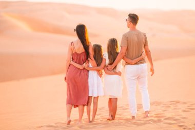 Birleşik Arap Emirlikleri 'ndeki Rub al-Khali çölündeki kum tepeleri arasında yaşayan insanlar
