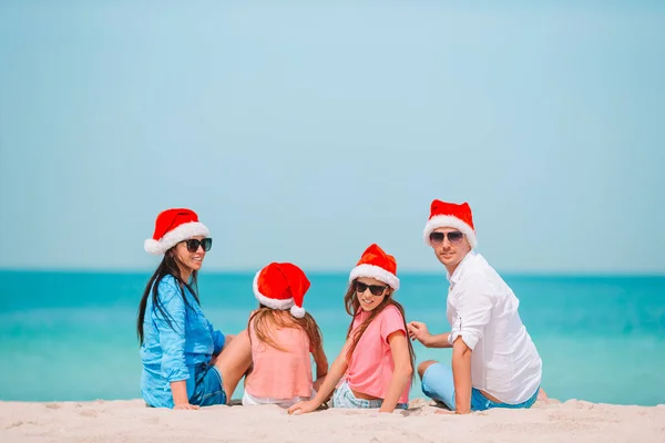 Happy family with two kids in Santa Hat on summer vacation — Stock Photo, Image