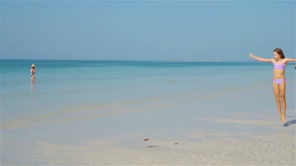 Linda niña en la playa durante las vacaciones caribeñas — Vídeos de Stock