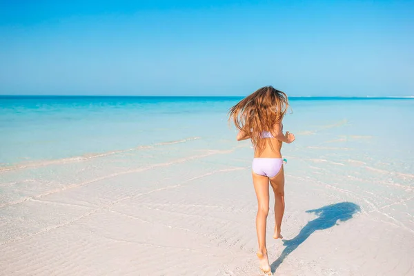 Adorabile bambina divertirsi sulla spiaggia tropicale durante le vacanze — Foto Stock