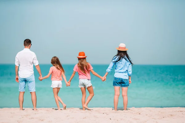 Jonge familie op vakantie hebben veel plezier — Stockfoto