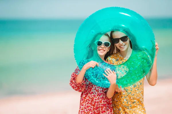 Pequeñas chicas divertidas felices tienen un montón de diversión en la playa tropical jugando juntos. — Foto de Stock