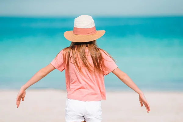 Schattig klein meisje veel plezier op tropisch strand tijdens vakantie — Stockfoto