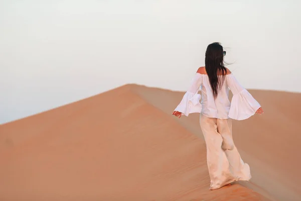 Fille parmi les dunes dans le désert aux Émirats arabes unis — Photo