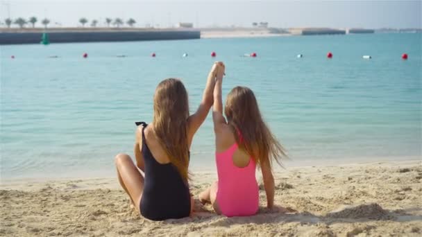 Deux petites filles heureuses ont beaucoup de plaisir à la plage tropicale en jouant ensemble — Video