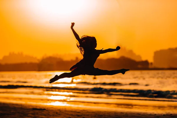 Adorabile bambina felice sulla spiaggia bianca al tramonto. — Foto Stock