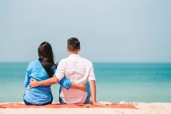 Young couple on white beach during summer vacation. Happy family enjoy their honeymoon — Stock Photo, Image