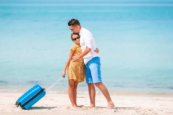 Ragazzina e papà felice si divertono durante le vacanze al mare — Foto Stock