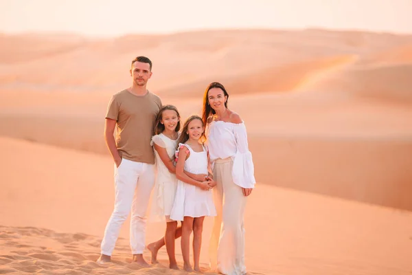 Mensen onder de duinen in de woestijn in de Verenigde Arabische Emiraten — Stockfoto
