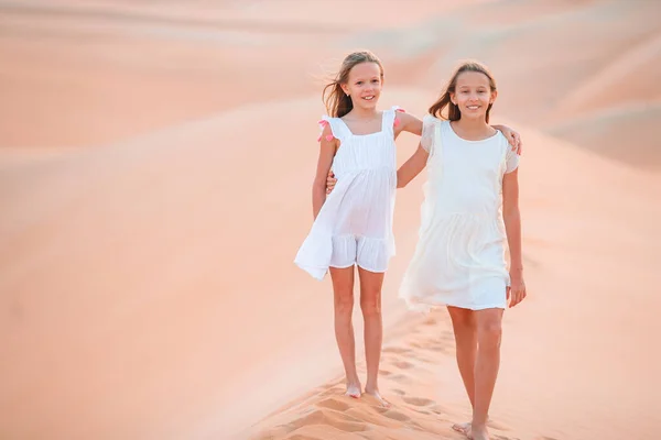 Chicas entre dunas en gran desierto en Emiratos —  Fotos de Stock